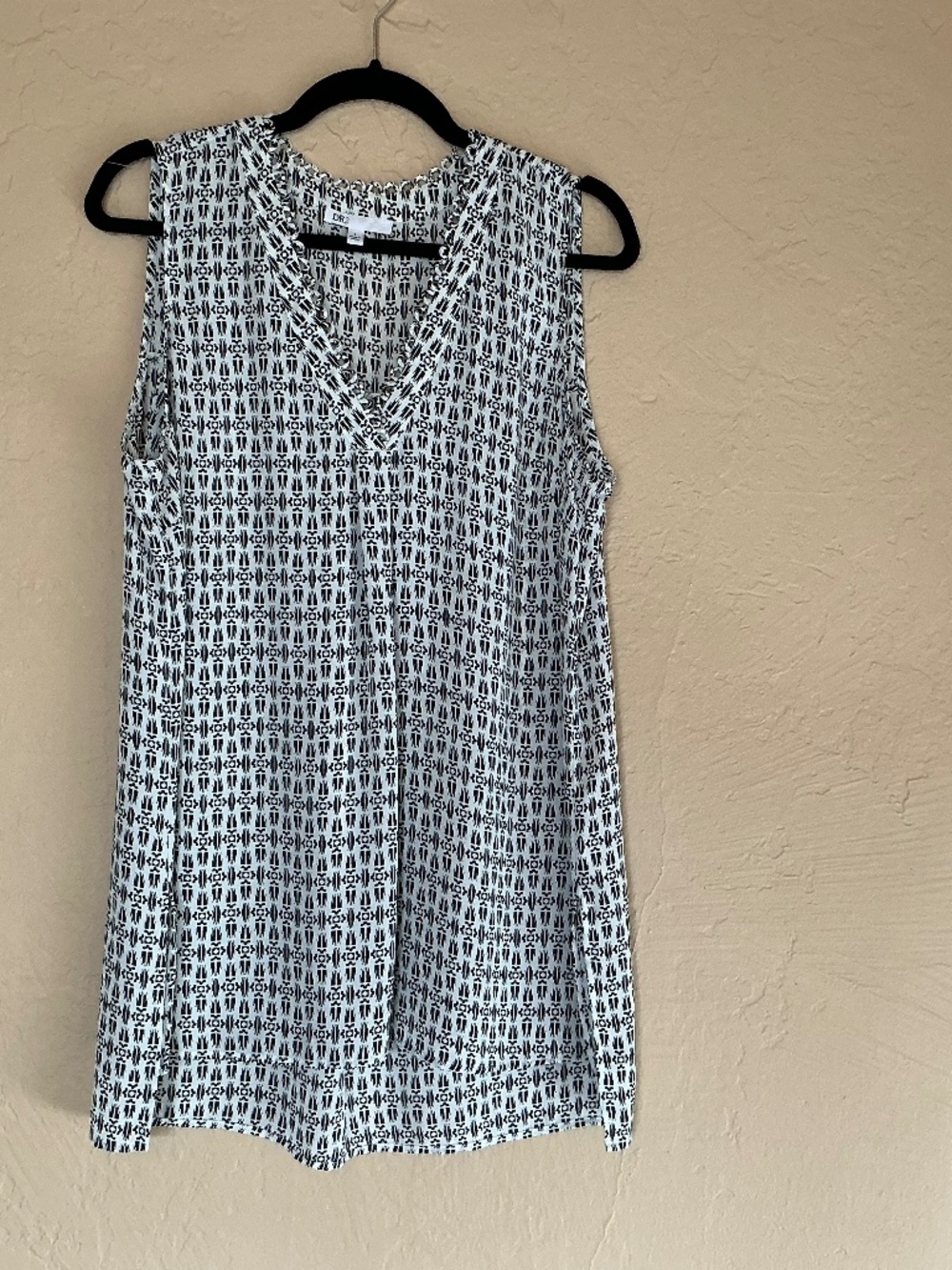 DR2 black and white sleeveless blouse